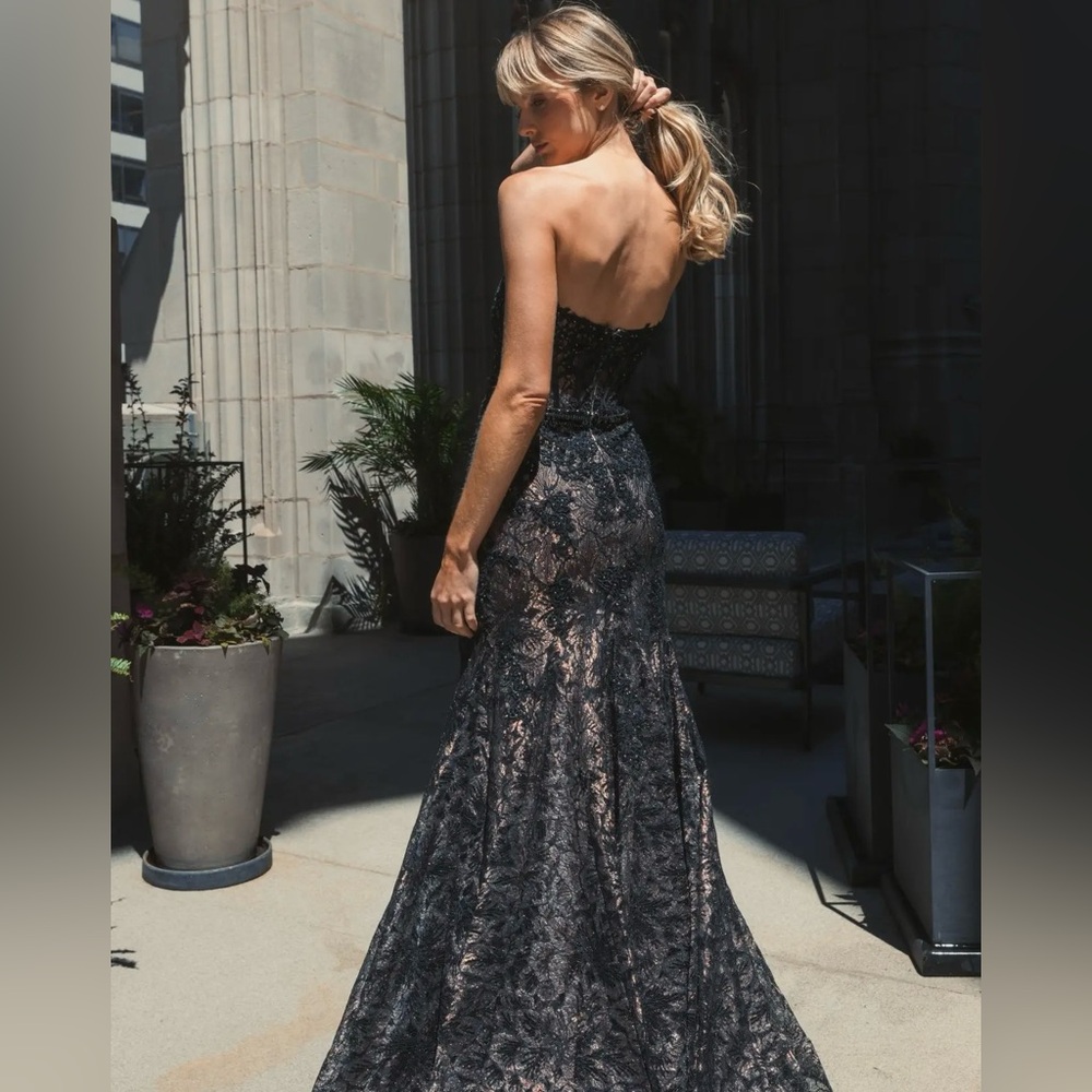 MAC DUGGAL
Black Embellished Strapless Sweetheart Trumpet Gown - Picture 4 of 17